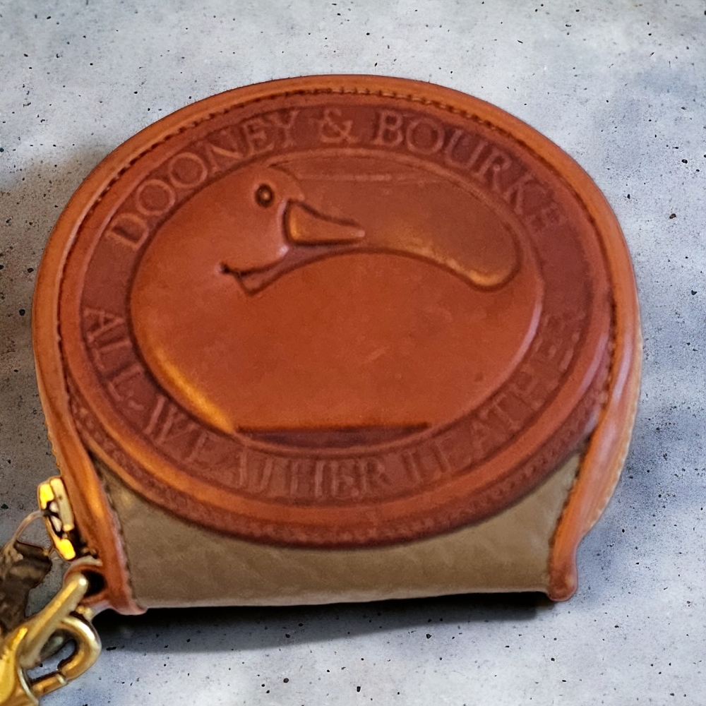 Vintage Dooney & Bourke Round Coin Purse Pouch British Tan Leather Zipper Close